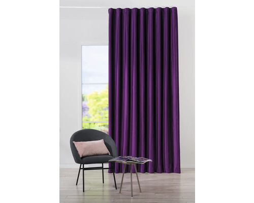 Fialový závěs vedle okna se židlí a stolem