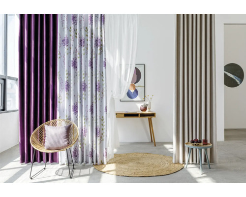 Obývací pokoj se závěsy v různých barvách a vzorech, židle a koberec