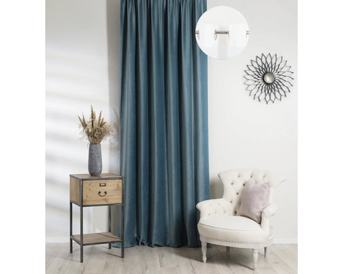 Dekorativní obývací pokoj s modrým závěsem, křeslem a odkládacím stolkem