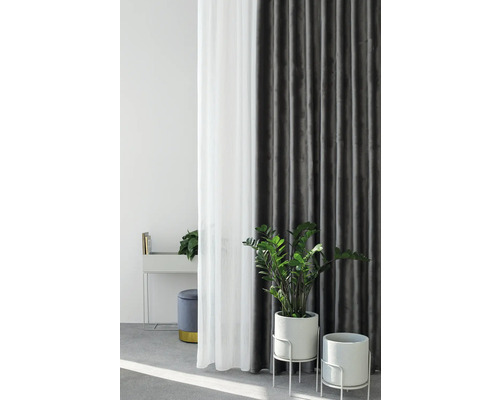 Dekorativní obytné prostředí se závěsy, rostlinami a odkládacím stolkem