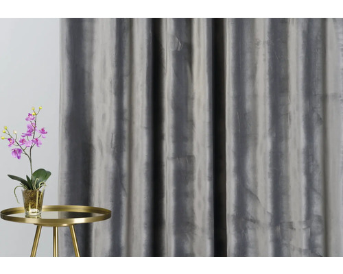 Dekorativní závěs vedle odkládacího stolku s orchidejí