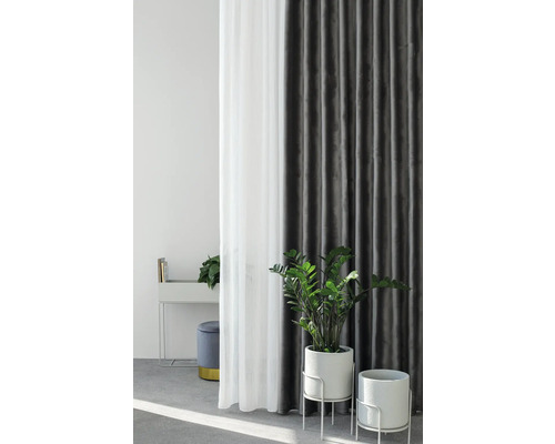 Interiérová scéna se závěsy, rostlinami a odkládacím stolkem