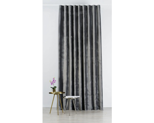 Šedý závěs se dvěma příručními stolky a dekorací