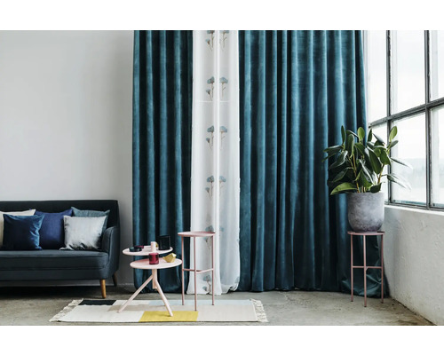 Obývací pokoj s pohovkou, závěsy a odkládacími stolky