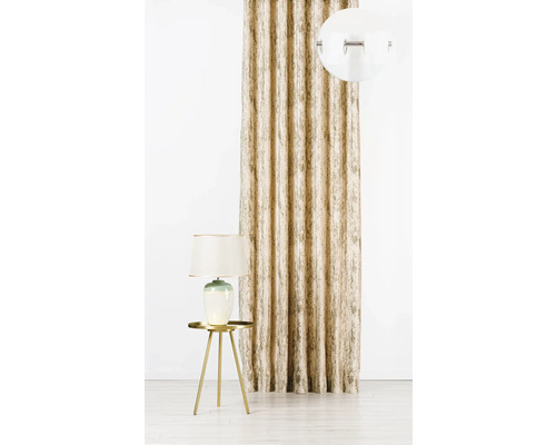 Dekorativní scéna se závěsem, lampou a odkládacím stolkem pro obytné prostředí