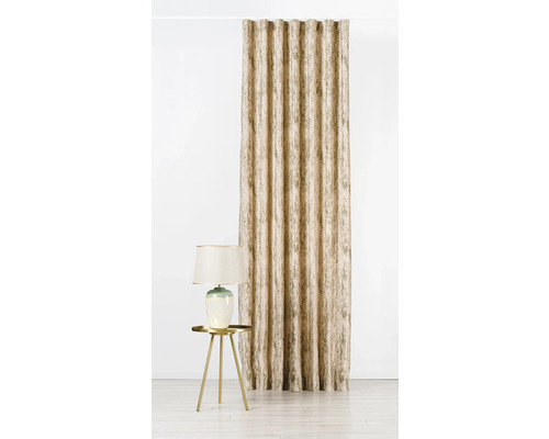 Dekorační látka s maketou lampy na příručním stolku