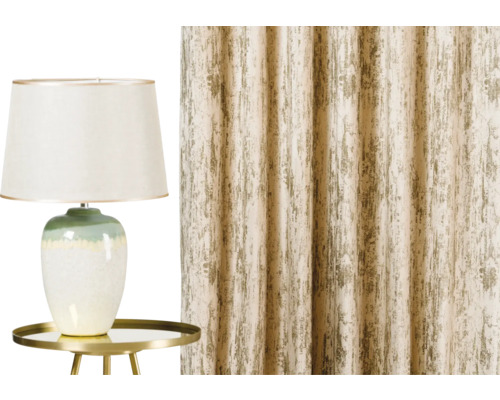 Dekorativní scéna se stolní lampou na odkládacím stolku a závěsem