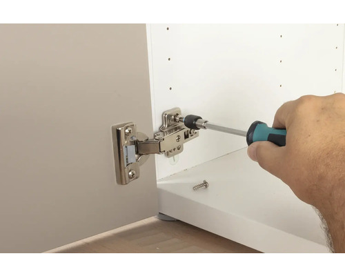 Montáž nábytkového dveřního závěsu pomocí šroubováku