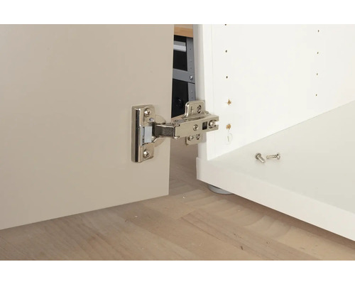 Závěs připevněný k nábytkovým dvířkům