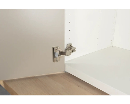 Závěs připevněný k nábytkovým dvířkům