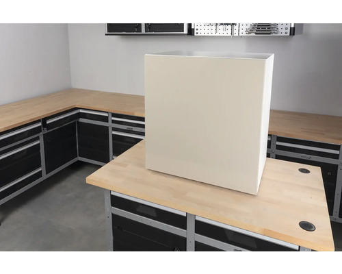 Dílna s pracovním stolem a úložným systémem