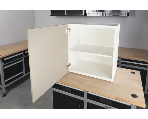 Dílenská skříňka s otevřenými dveřmi a dvěma policemi