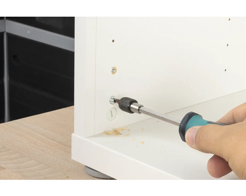 Montáž nábytku pomocí šroubováku