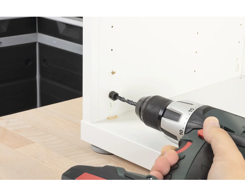 Vrtačka vrtá do bílého kusu nábytku