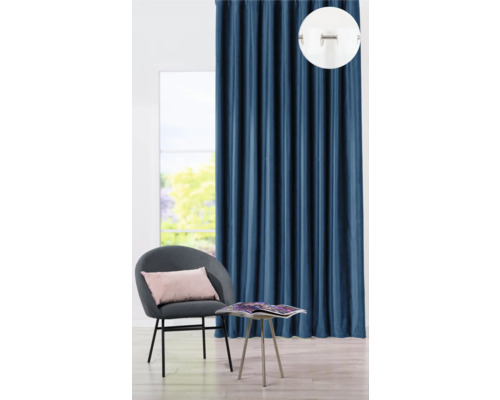 Dekorativní modrý závěs vedle židle a stolu