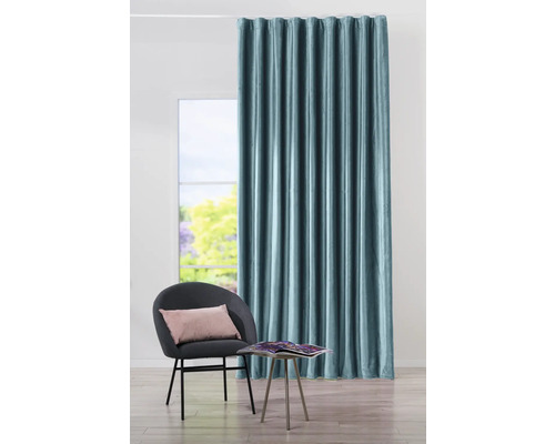 Dekorativní scéna se závěsem, židlí a příručním stolkem