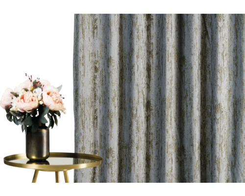 Dekorativní závěs s květinovou vazbou na odkládacím stolku