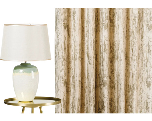 Dekorativní aranžmá se stolní lampou a závěsem