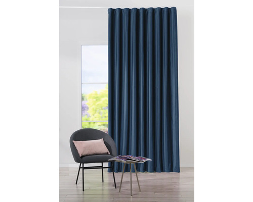 Dekorativní interiér se závěsem, židlí a příručním stolem