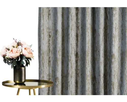 Dekorační látka se vzorem a váza s květinami na stole