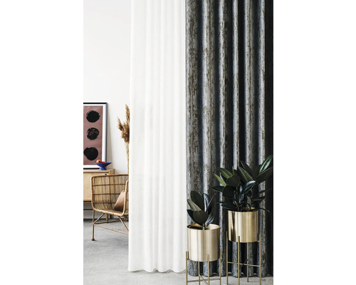 Dekorativní bytové prostředí se závěsy a pokojovými rostlinami ve zlatých květináčích