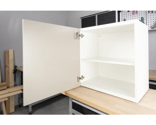 Otevřená bílá závěsná skříňka s policemi a dvířky