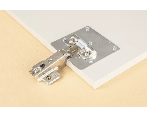 Závěs s montážní deskou na skříňce