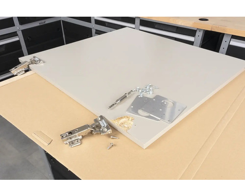 Pracovní deska s panty, montážními deskami a šrouby