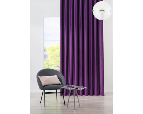 Dekorativní pokoj s fialovým závěsem, křeslem a malým stolem