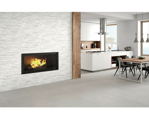 Světlý obývací pokoj s krbem, přilehlou kuchyní a jídelním koutem