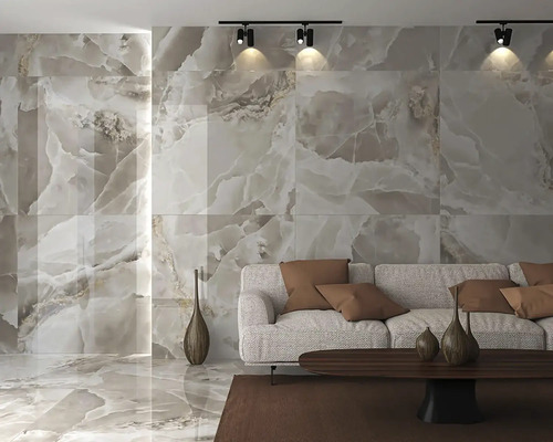 Obývací pokoj s obklady stěn a dlažbou v mramorovém vzhledu, pohovka a konferenční stolek