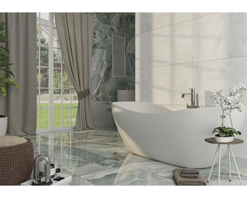 Světlá koupelna s vanou, obklady a oknem