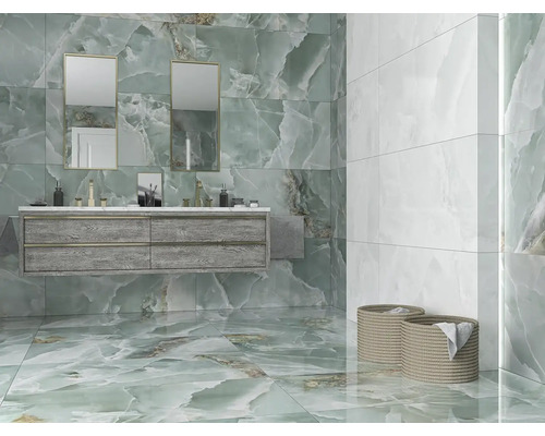 Světlá koupelna s umyvadlem, zrcadly a obklady v zelené a bílé barvě