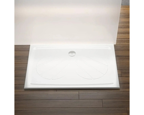 Obdélníková sprchová vanička na dřevěné podlaze