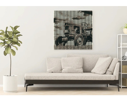 Obývací pokoj s pohovkou a nástěnnou malbou traktoru