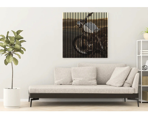 Dekorativní nástěnný obraz s motivem motocyklu v obývacím pokoji.