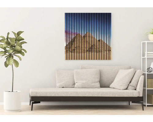 Dekorativní nástěnné umění s motivem pyramidy nad pohovkou