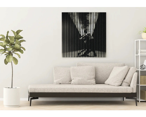 Obývací pokoj s pohovkou, pokojovou rostlinou a nástěnnou malbou