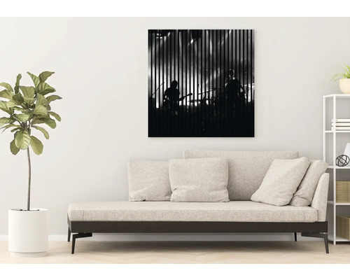 Dekorativní obraz s motivem hudební skupiny nad pohovkou