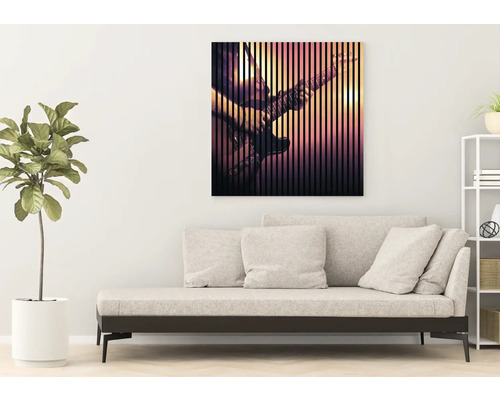 Obývací pokoj s pohovkou a obrazem kytary na stěně