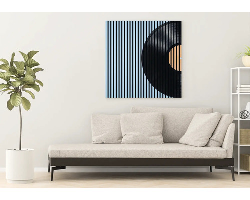 Obývací pokoj s pohovkou a nástěnnou malbou gramofonové desky