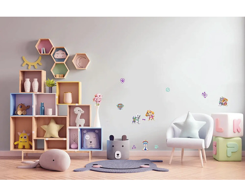 Dekorativní dětský pokoj s nástěnnými samolepkami, regály a sedadly
