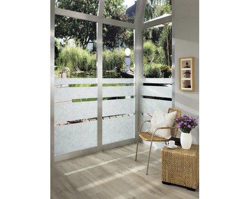 Interiér s okenní fólií, židlí a odkládacím stolkem s vázou květin