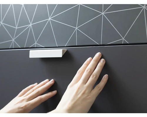 Detail zásuvky s rukojetí a geometrickým vzorem