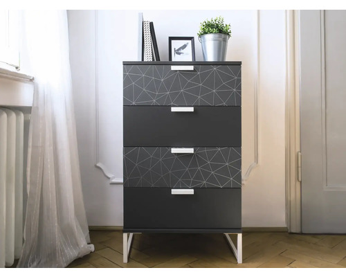 Komoda se čtyřmi zásuvkami, geometrickým vzorem a kovovými úchyty