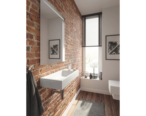 Koupelna s umyvadlem, zrcadlem a cihlovou zdí