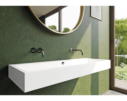 Koupelna s umyvadlem, bateriemi a zrcadlem