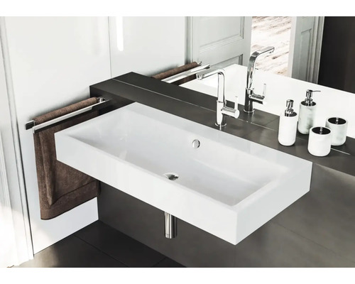 Obdélníkové umyvadlo v koupelně s baterií a držákem na ručníky