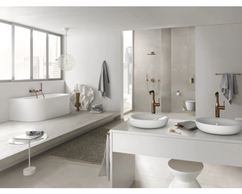 Světlá koupelna s vanou, umyvadly a vodovodními bateriemi