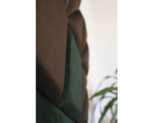 Detail nástěnného panelu s textilním potahem